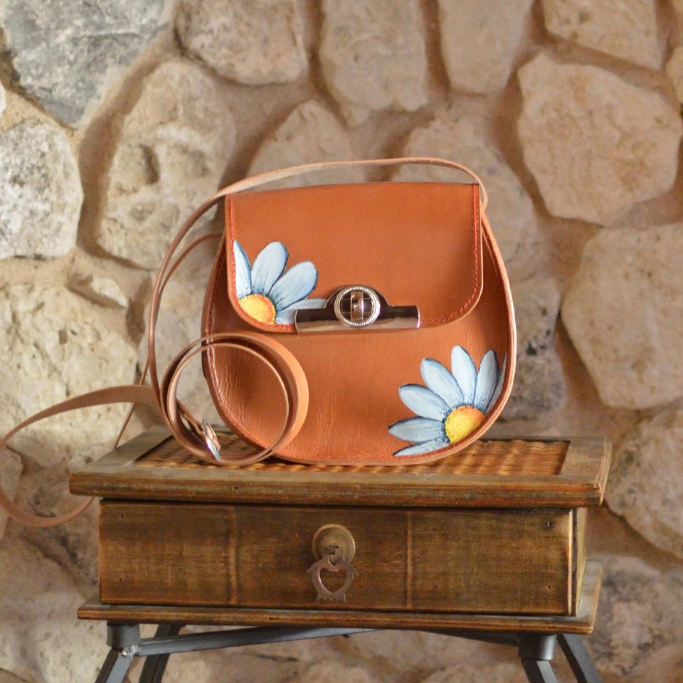 Bolso de cuero para regalo artesano pintado a mano cuidando los detalles