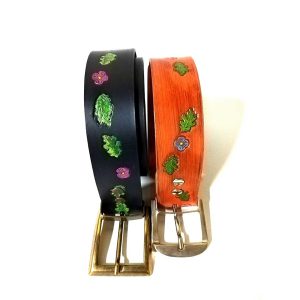 Cinturones troquelados de piel con motivos florales en marrón y negro en tienda online artesana