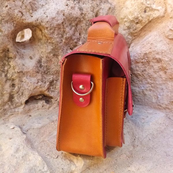 Detalle del lateral del bolso de cuero bandolera tipo satchel para comprar online