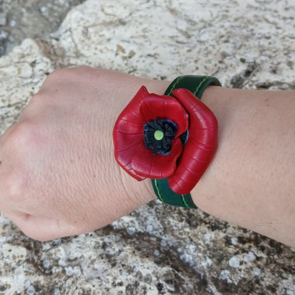Pulsera cuero amapola en muñeca Alamares