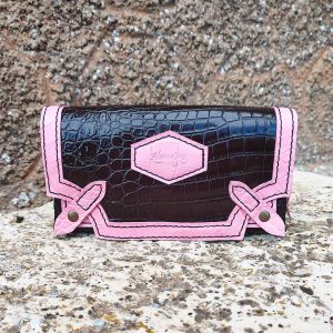 Bolso de mano negro y rosa de piel de cocodrilo ecológica y artesana
