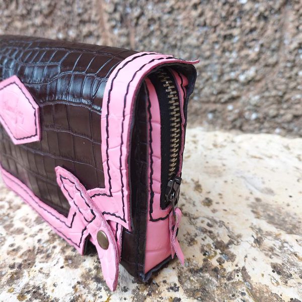 Detalle del perfil del bolso de mano negro y rosa artesanal de piel símil cocodrilo con cremallera para comprar online