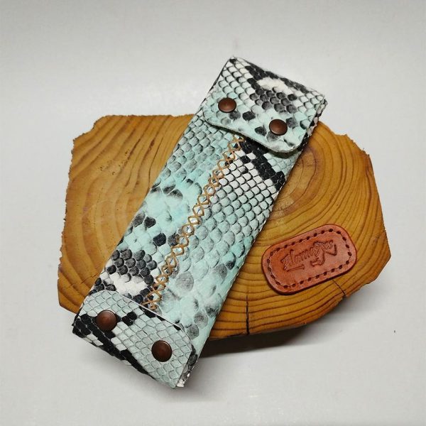 Estuche artesanal de piel símil serpiente animal print para comprar online