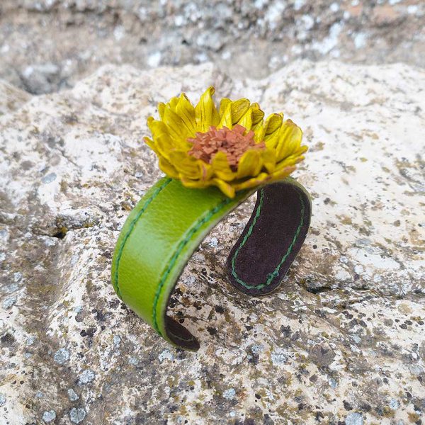 Pulsera de flor eterna de cuero basada en diente de león amarillo en tienda