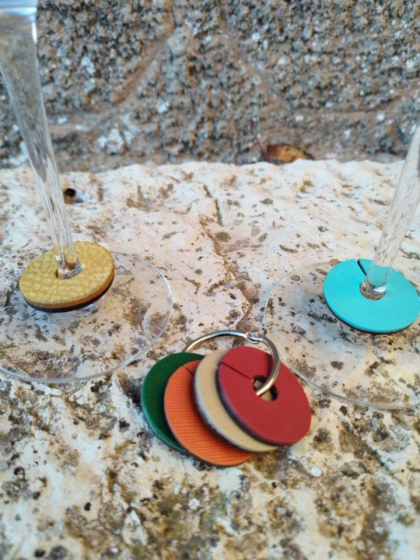 Marcadores de copas de cuero de colores Alamares